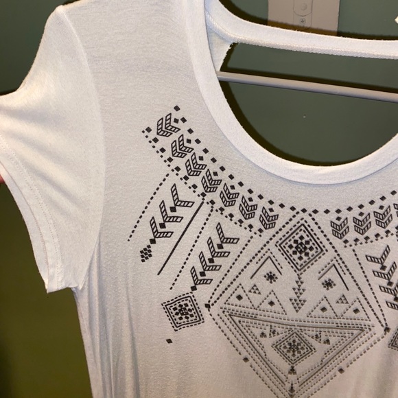 Wet Seal Tribal Print White Tee With Low Cut Back - Picture 3 of 4